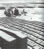 Im entlegenen Eilat werden fuer den dortigen Wohnungsbau Ziegel hergestellt.