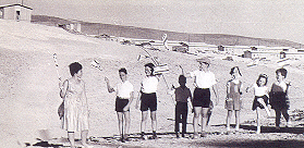 Kinder feiern die Gruendung der neuen Siedlung Arad.