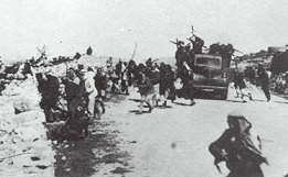 Arabischer Angriff auf einen juedischen Konvoi im Winter 1948. Die Araber sind zahlenmaessig ueberlegen, jedoch unorganisiert und weniger gut ausgebildet. Bis Ende Maerz gelingen ihnen zahlreiche Angriffe auf der Strasse Jerusalem-Tel Aviv