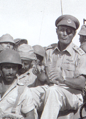 Moshe Dayan mit seinen Soldaten in Scharm El Scheich.