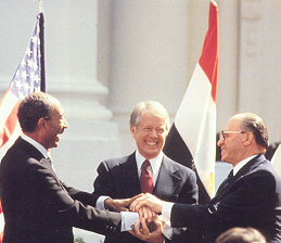 Waehrend der Zeremonie der Unterzeichnung des Friedensvertrages: Staatspraesident Sadat, US Praesident Jimmy Carter und der israelische Ministerpraesident Menachem Begin.