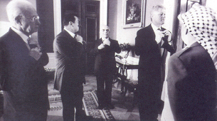 Ueberpruefung der Krawatten vor der Unterzeichnung des Zwischenabkommens am 28. September 1995: Rabin, Hosni Mubarak, Koenig Hussein, Praesident Clinton, Arafat.