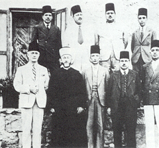 Wegen des Ausbruchs der arabischen Revolte gruendeten die Araber Palaestinas das Arabische Komitee, dessen Vorsitzender der Mufti von Jerusalem, Haj Amin al-Husseini war. 1. Reihe, zweiter von links.