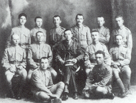 Vladimir Jabotinsky und eine Gruppe Freiwilliger im Juedischen Bataillon