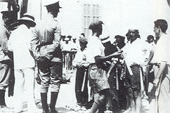 1929: an Haganah-Mitglieder werden Knueppel zur Verteidigung verteilt