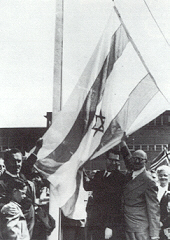 Israel wird in die Vereinten Nationen aufgenommen und seine Flagge weht ueber New York. Von rechts: David Hacohen, Abba Eban, Moshe Sharett.