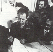 Generalstabschef Motta Gur bei der Unterzeichnung des Abkommens mit Aegypten am 1. September 1975.