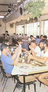 Mittagessen im modernen Kibbutzspeisesaal
