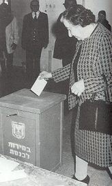 1973: Ministerpraesidentin Golda Meir bei den Wahlen zur Achten Knesset