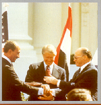 Praesident Sadat, Praesident Carter und Ministerpraesident Begin 
bei der Unterzeichnung des Friedensvertrages mit Aegypten
