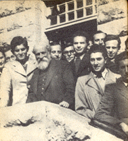 Buber und seine Studenten 1940 an der Hebraeischen 
Universitaet am Skopusberg