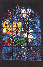 Eines der Glasfenster der Hadassah