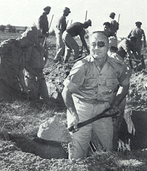 Der Generalstabschef an der Grenze zum Gazastreifen beim Ausheben von 
Graeben zum Schutz gegen terroristische Ueberfaelle, 1956.