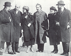 Die Weizmanns, die Einsteins, Ussishkin und Benzion 
Mossinson in den USA, April 1921