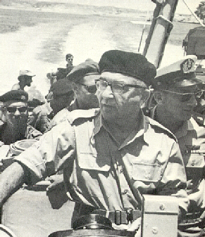 Ministerpraesident Levi Eschkol mit General Schlomo 
Erell in der Strasse von Tiran, Juni 1967