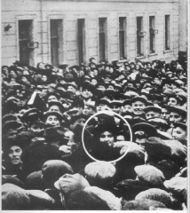'A dank eich vos ihr seid geblieben Jidden.' Golda, umringt von 50.000 russischen 
Juden vor der Grossen Synagoge in Moskau